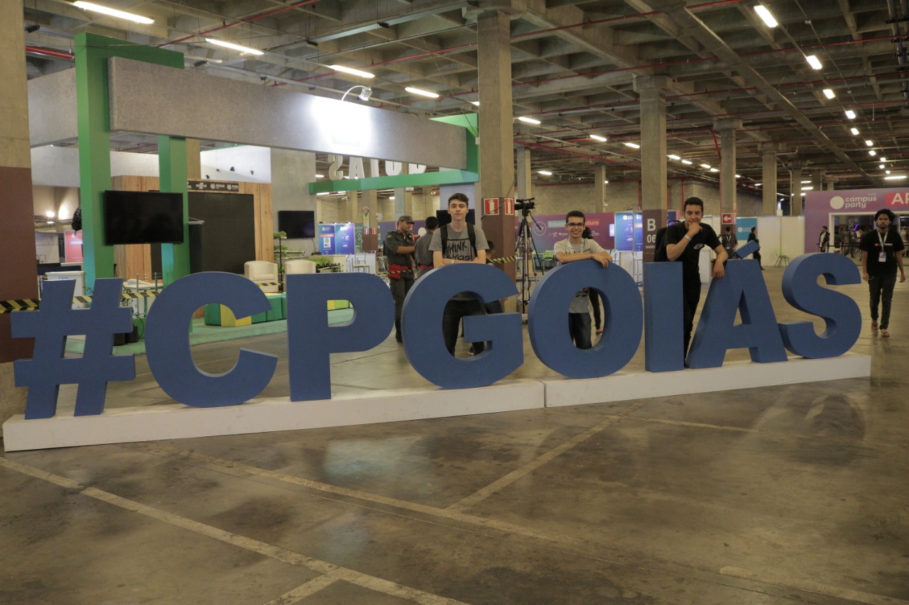 Gianlluca, Pedro e Wesley atrás do logo da CPGoiás