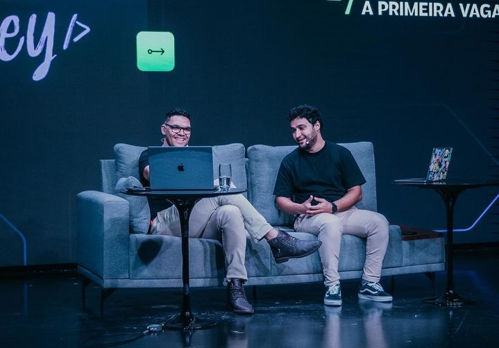 Rodrigo e Maycon apresentando.